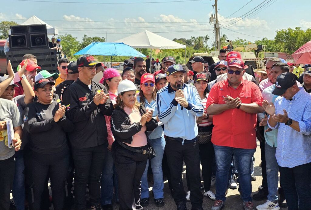 Dando respuesta inmediata: Alcalde Héctor Soto desplegó trabajos de reasfaltado a más de 3Km de vialidad de El Bajo 3 WhatsApp Image 2025 10 28 at 4.43.10 PM