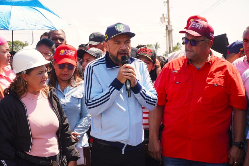 Dando respuesta inmediata: Alcalde Héctor Soto desplegó trabajos de reasfaltado a más de 3Km de vialidad de El Bajo 4 WhatsApp Image 2025 10 28 at 4.43.10 PM 2