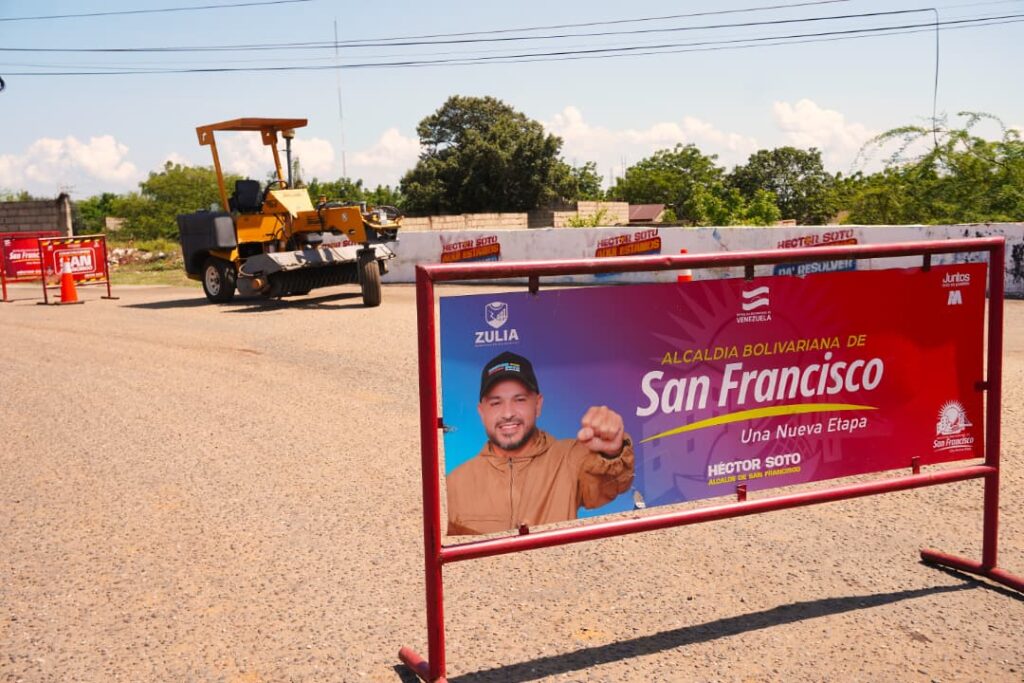Dando respuesta inmediata: Alcalde Héctor Soto desplegó trabajos de reasfaltado a más de 3Km de vialidad de El Bajo 2 WhatsApp Image 2025 10 28 at 4.43.10 PM 3