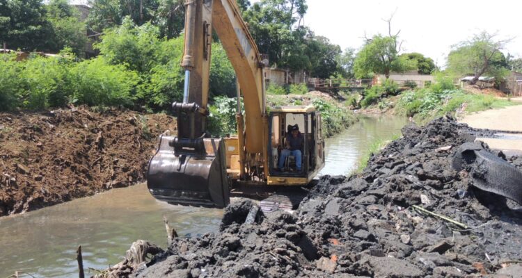 Iniciaron trabajos de saneamiento en 890 metros lineales de la cañada Caribe, al norte de Maracaibo 1 Cañada