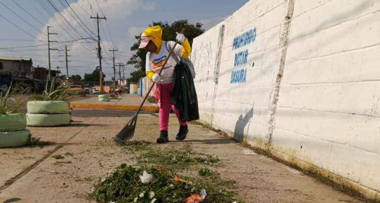 Más 60 de hombres y mujeres del barrido manual de la Alcaldía de Maracaibo limpiaron la plazoleta de la Basílica para la Bajada de la Virgen 1 Alcaldía