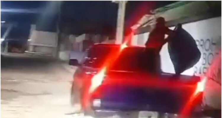Polimaracaibo detuvo a dos ciudadanos por arrojar desechos en la vía pública 1 hombre arrojando basura 1024x614 1