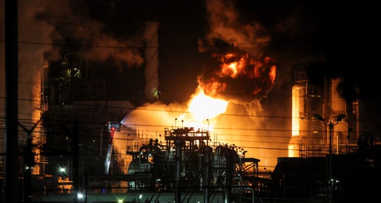 Explosión desató un incendio masivo en la refinería de Chevron cerca de Los Ángeles (+Videos) 1 Refinería Chevron