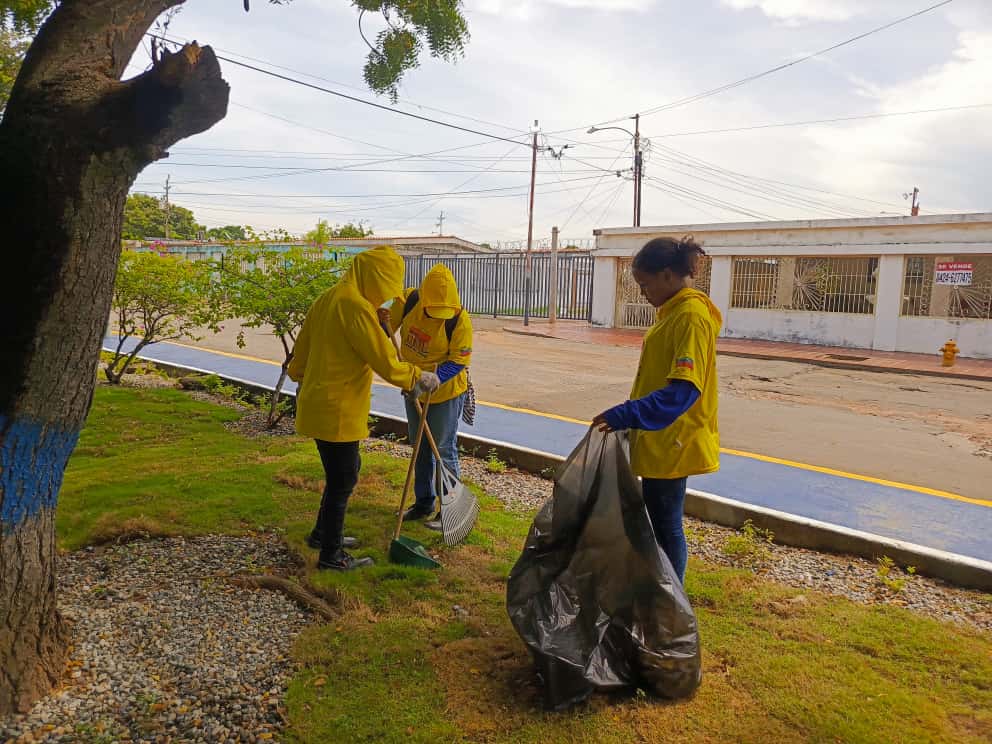 Más 60 de hombres y mujeres del barrido manual de la Alcaldía de Maracaibo limpiaron la plazoleta de la Basílica para la Bajada de la Virgen 6 uRP4pQxL WhatsApp Image 2025 10 23 at 9.57.17 AM 1