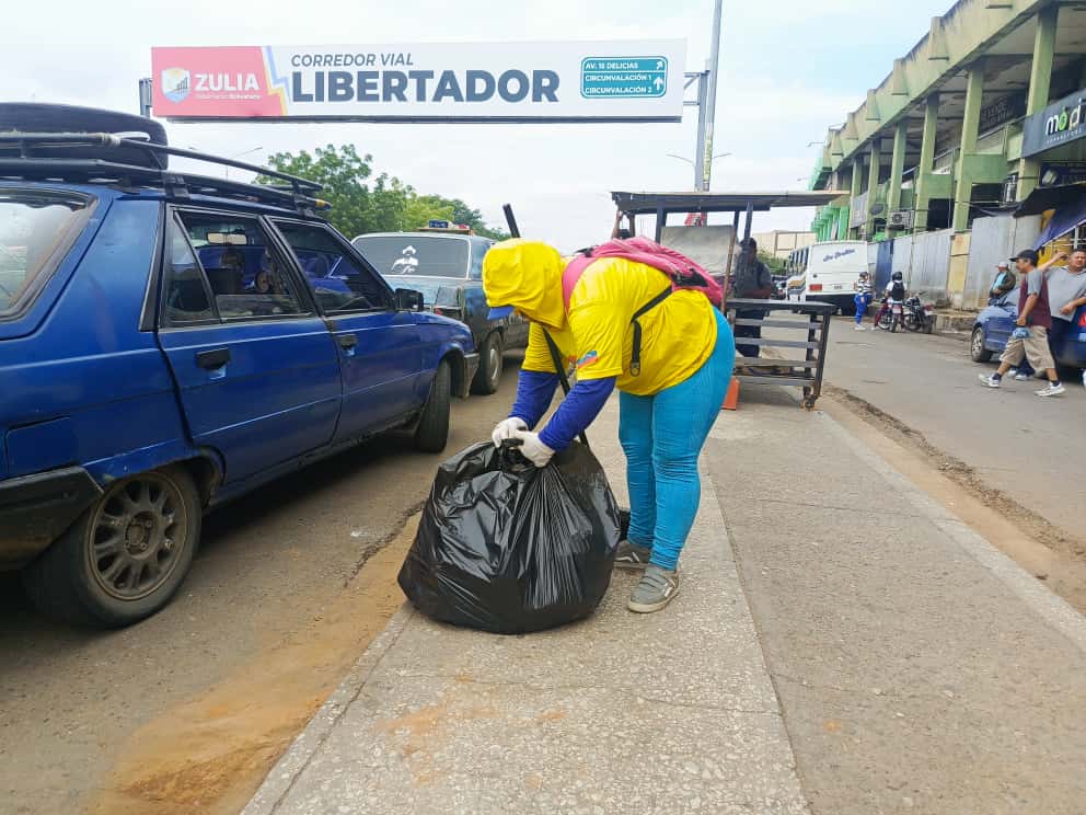 Más 60 de hombres y mujeres del barrido manual de la Alcaldía de Maracaibo limpiaron la plazoleta de la Basílica para la Bajada de la Virgen 7 yljB3ldC WhatsApp Image 2025 10 23 at 9.57.17 AM 2