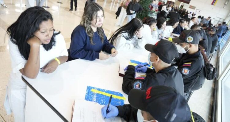 Llegaron a Venezuela 167 migrantes repatriados desde Estados Unidos, entre ellos ocho niños 1 Migrantes