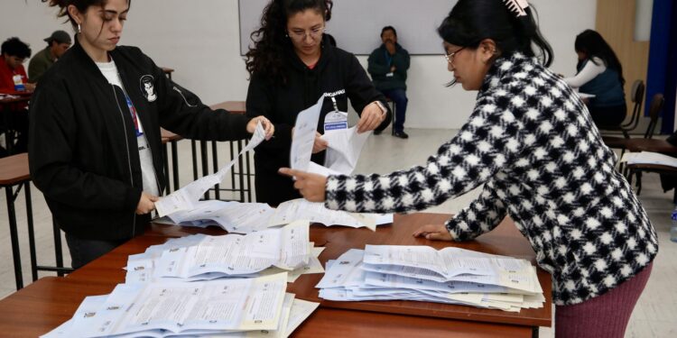 Noboa recibió un golpe electoral con el rechazo a las bases militares extranjeras en Ecuador. Le dijeron que NO a las 4 preguntas del referéndum 2 66639af2e9e2aa0ad6ec2a13203d6ccbcbfd7f23w 750x375 1
