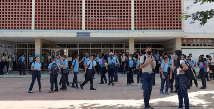 Adolescente agredió a una estudiante e inició un incendio en un liceo en Anzoátegui 1 Adolescente