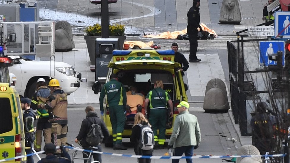 Tres muertos luego de que un autobús embistiera una parada en Estocolmo: investigan si fue intencional 2 Atropello