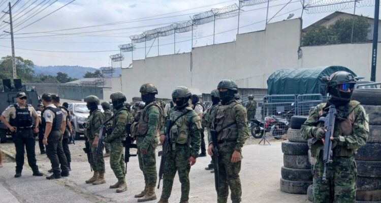 Dos venezolanos entre los más de 30 muertos tras motines en cárcel de Ecuador 1 Ecuador