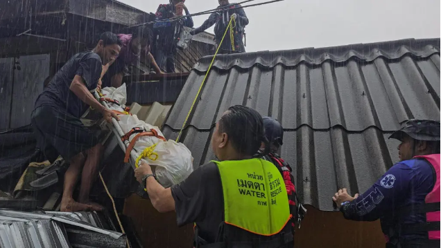 Lluvias récord en Tailandia dejaron 41 muertos y 2.7 millones de afectados 4 Cuerpos Tailandia