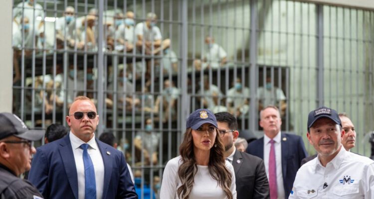 Departamento de Justicia reconoció que Kristi Noem decidió continuar con los vuelos de deportación a El Salvador a pesar de la orden del juez 1 Departamento- Noem