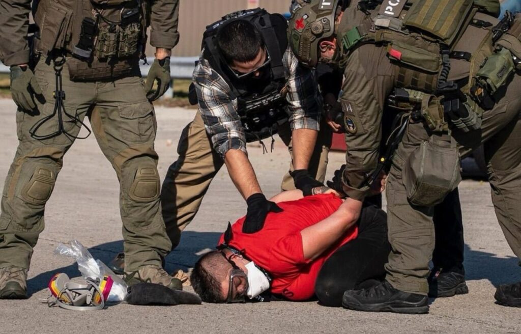 Corte de apelaciones pausa prohibición de uso de fuerza de agentes migratorios en Chicago 2 Detenidos en redadas