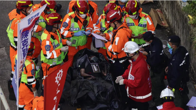 Subió a 128 muertos y 200 desaparecidos por incendio en edificios en Hong Kong 2 Fallecidos en el incendio de Hong Kong