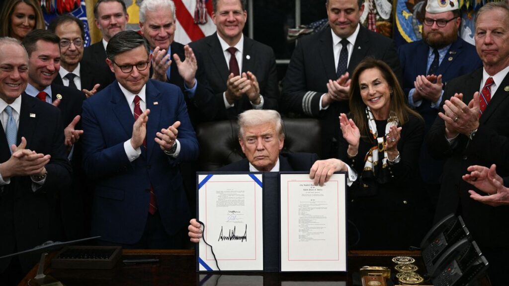 Trump firmó la ley que pone fin al cierre de Gobierno más largo de la historia de EE. UU. 2 Firma fin del cierre de gobierno