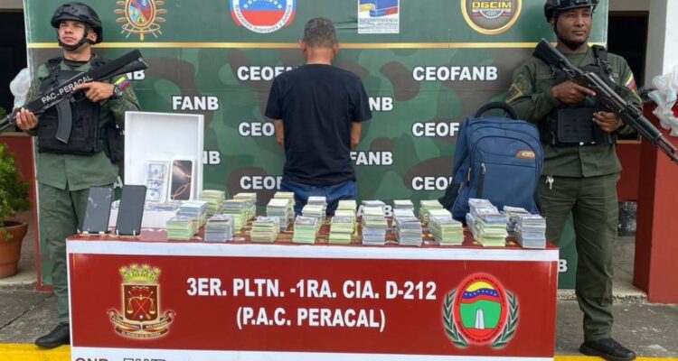 Colombiano fue detenido por la GNB con10 mil 200 dólares falsos 1 Colombiano- Dólares