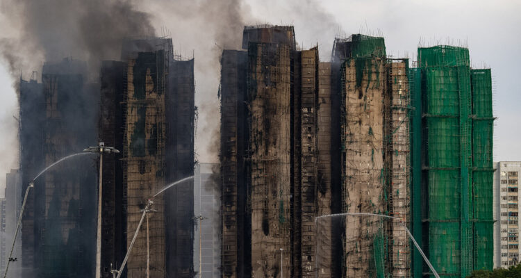 Tragedia en Hong Kong: Aumentó a 83 la cifra de muertos y 279 desaparecidos en el peor incendio en 30 años 1 Incendio