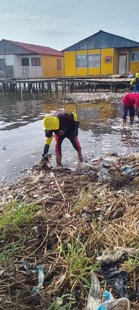 Alcaldía de Maracaibo mantiene operativo permanente de limpieza en caños y cañadas de la parroquia Coquivacoa 3 IMG 20251114 WA0134