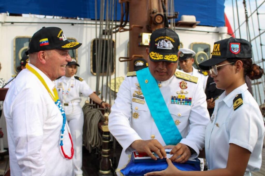 Buque Escuela «Simón Bolívar» regresó a Maracaibo 4 IMG 20251117 WA0059