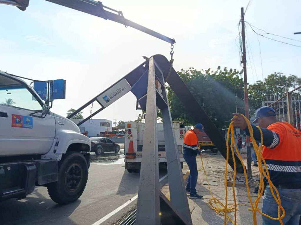 ¡Conductor derribó semáforo en La Limpia! IMTCUMA trabaja para repararlo y restablecer el tránsito 2 IMG 20251117 WA0142