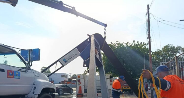 ¡Conductor derribó semáforo en La Limpia! IMTCUMA trabaja para repararlo y restablecer el tránsito 1 IMG 20251117 WA0142