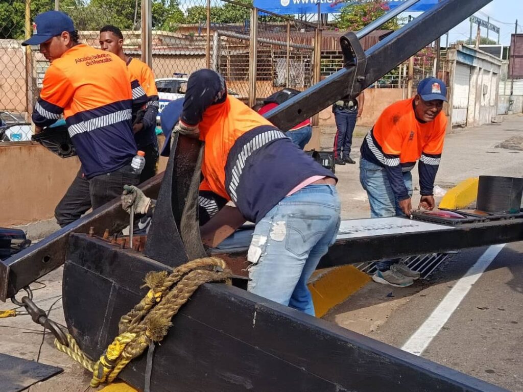 ¡Conductor derribó semáforo en La Limpia! IMTCUMA trabaja para repararlo y restablecer el tránsito 3 IMG 20251117 WA0145