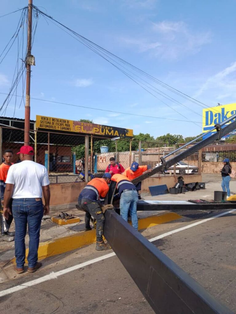 ¡Conductor derribó semáforo en La Limpia! IMTCUMA trabaja para repararlo y restablecer el tránsito 6 IMG 20251117 WA0147