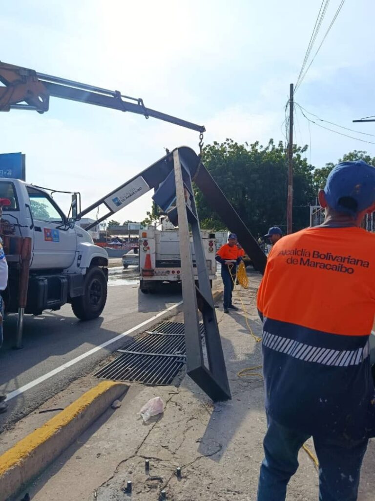 ¡Conductor derribó semáforo en La Limpia! IMTCUMA trabaja para repararlo y restablecer el tránsito 5 IMG 20251117 WA0148
