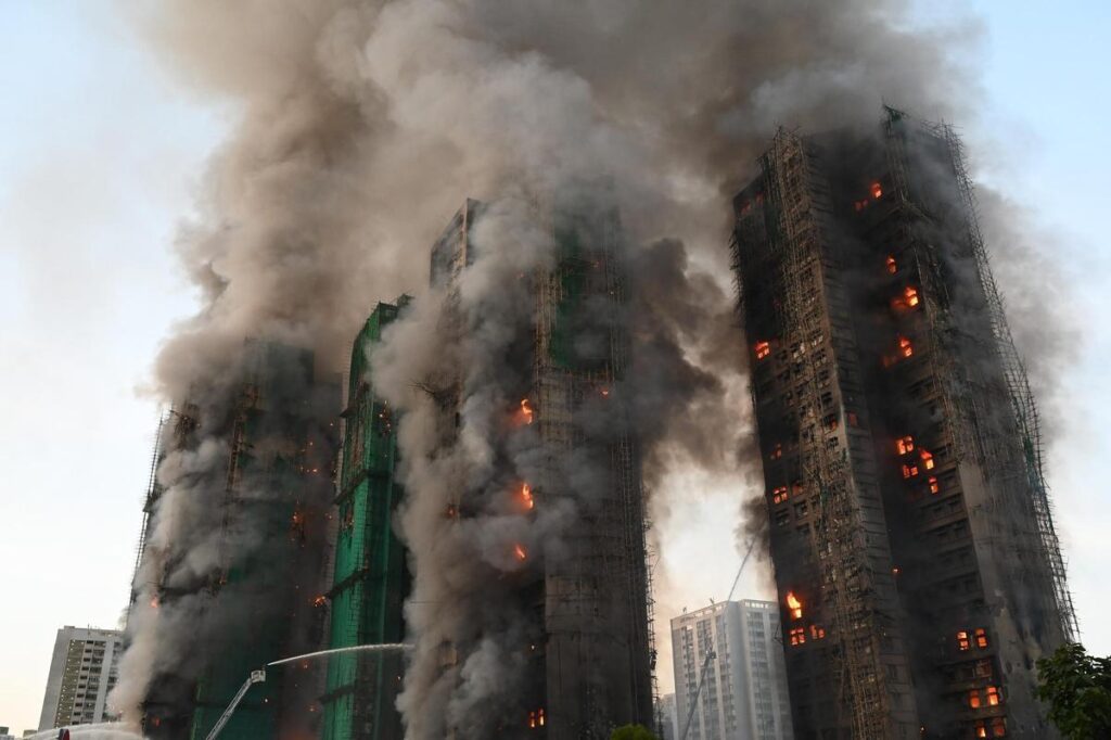 Subió a 36 los muertos por incendio en Hong Kong. Hay 279 personas desaparecidas 2 Incendio