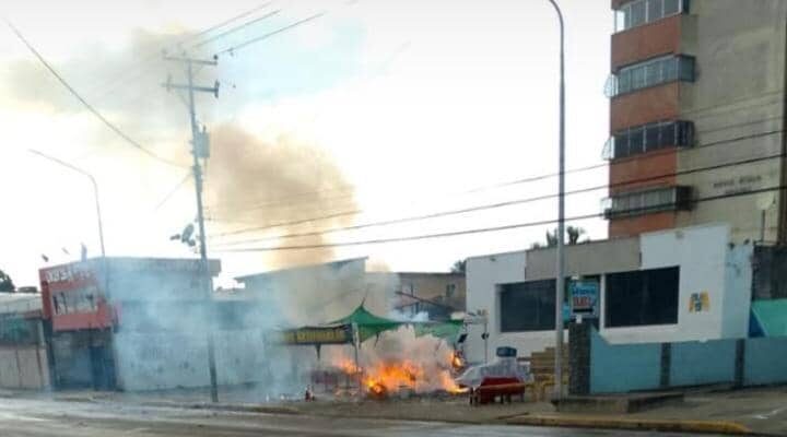 Se registró un incendio en venta de fuegos artificiales en la carretera H de Cabimas (Hay videos) 1 Fuego