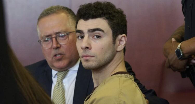 Defensa de Mangione acusó a la Policía de Nueva York de falsear declaración de su madre 1 Mangione