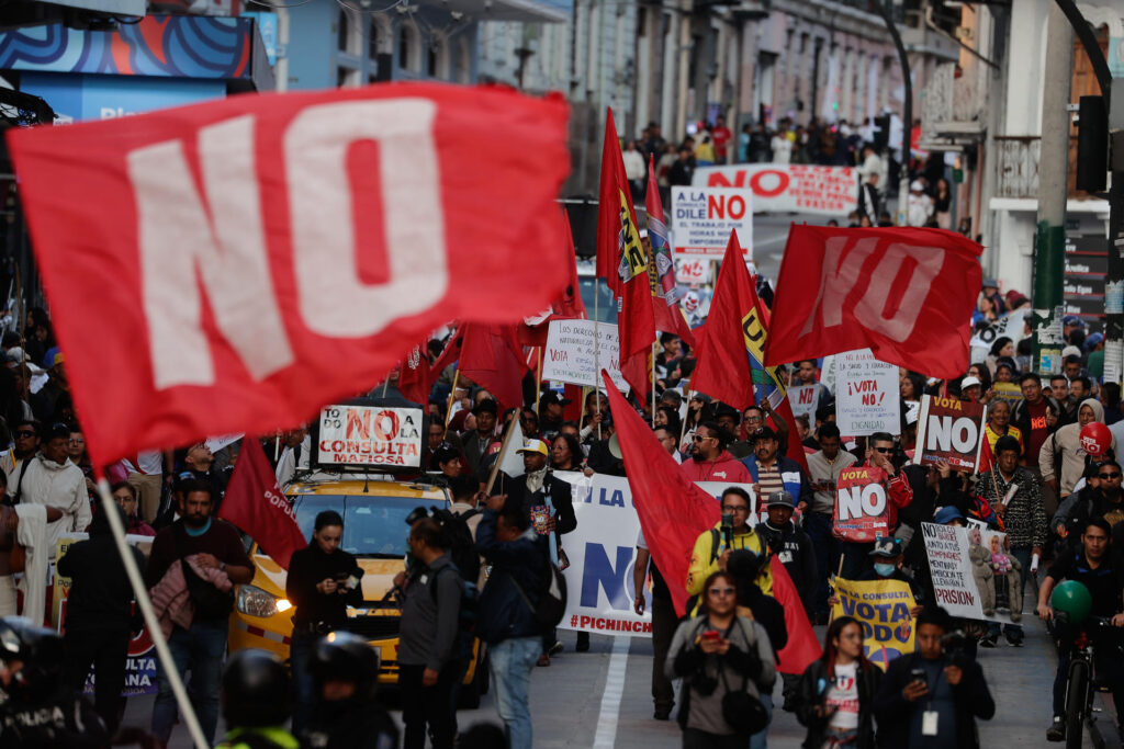 Sindicatos y movimientos sociales de Ecuador marcharon en Quito contra el referéndum de Noboa 2 Marcha