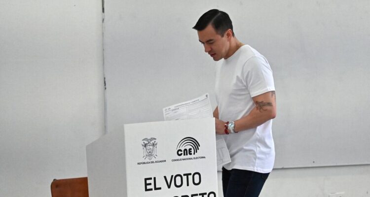 Noboa recibió un golpe electoral con el rechazo a las bases militares extranjeras en Ecuador. Le dijeron que NO a las 4 preguntas del referéndum 1 Noboa