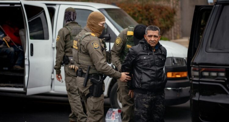 Gobierno de Trump arrestó a casi 380.000 migrantes en el último año 1 Migra