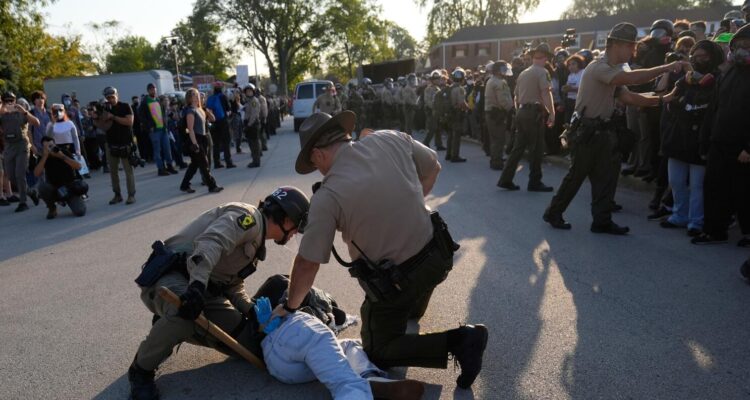 Corte de apelaciones pausa prohibición de uso de fuerza de agentes migratorios en Chicago 1 Chicago