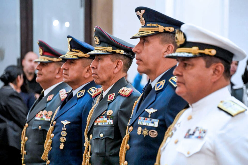 Rodrigo Paz cambió alto mando militar de Bolivia: «No es fácil lo que viene» 2 Rodrigo Paz juramento a un nuevo alto mando militar