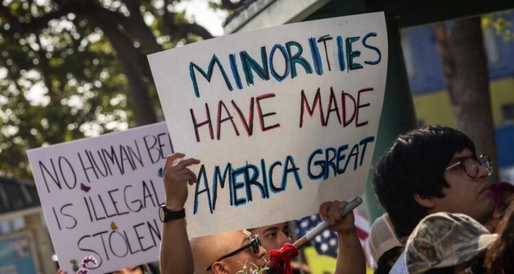 El 64 % de los latinos en EE. UU. desaprueba a Trump y el 41 % teme un arresto migratorio 1 Latinos