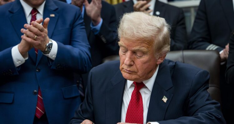 Trump firmó la ley que pone fin al cierre de Gobierno más largo de la historia de EE. UU. 1 Trump