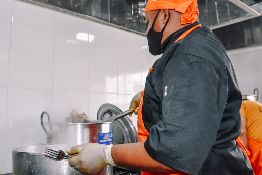 Para el beneficio de los trabajadores municipales: Alcalde Héctor Soto reinaugura comedor en la sede del ayuntamiento sureño 3 WhatsApp Image 2025 11 03 at 9.06.18 AM 1