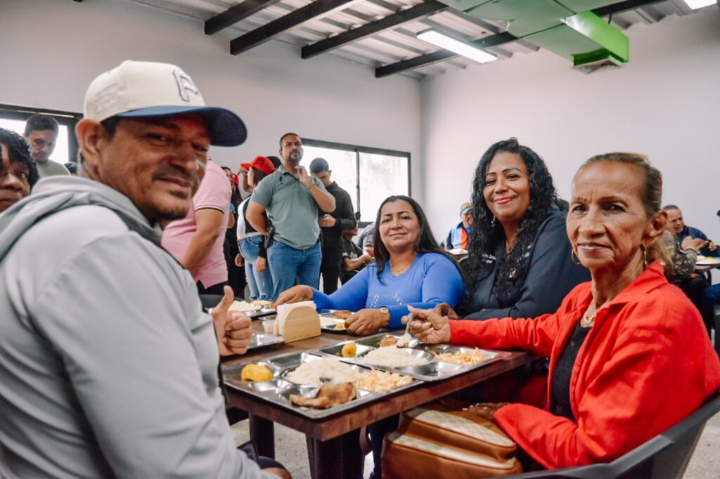 Para el beneficio de los trabajadores municipales: Alcalde Héctor Soto reinaugura comedor en la sede del ayuntamiento sureño 4 WhatsApp Image 2025 11 03 at 9.06.19 AM