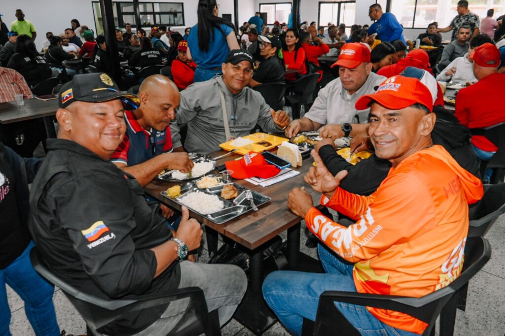 Para el beneficio de los trabajadores municipales: Alcalde Héctor Soto reinaugura comedor en la sede del ayuntamiento sureño 6 WhatsApp Image 2025 11 03 at 9.06.19 AM 3