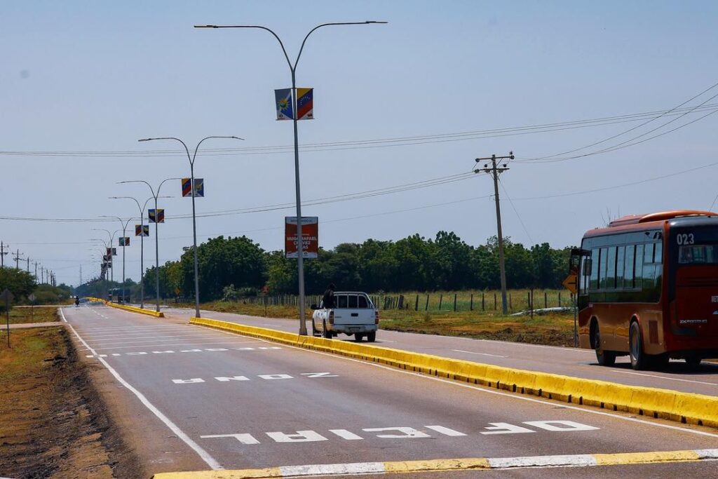 Gobernador Caldera reinaugura seis kilómetros del Corredor Vial Hugo Chávez de La Cañada de Urdaneta 3 WhatsApp Image 2025 11 03 at 9.07.32 AM 3