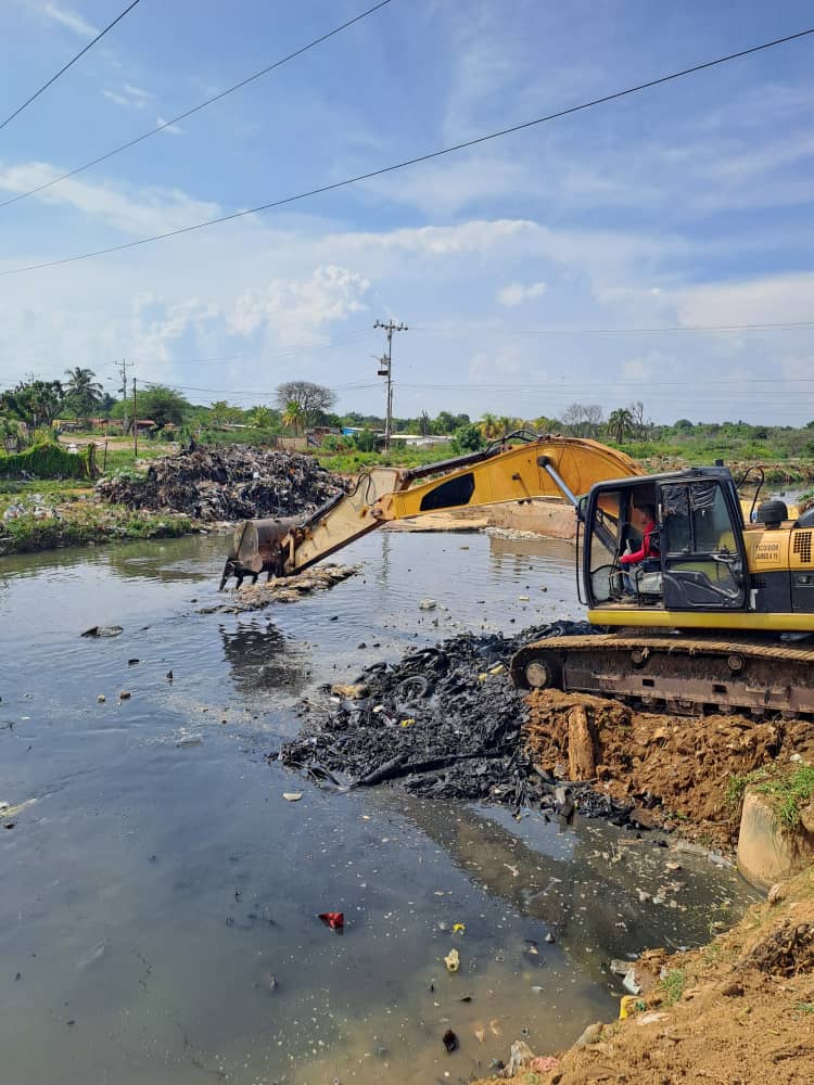 Cañada Fénix bajo trabajos de saneamiento por la Alcaldía de Maracaibo 3 WhatsApp Image 2025 11 03 at 9.15.06 AM 1