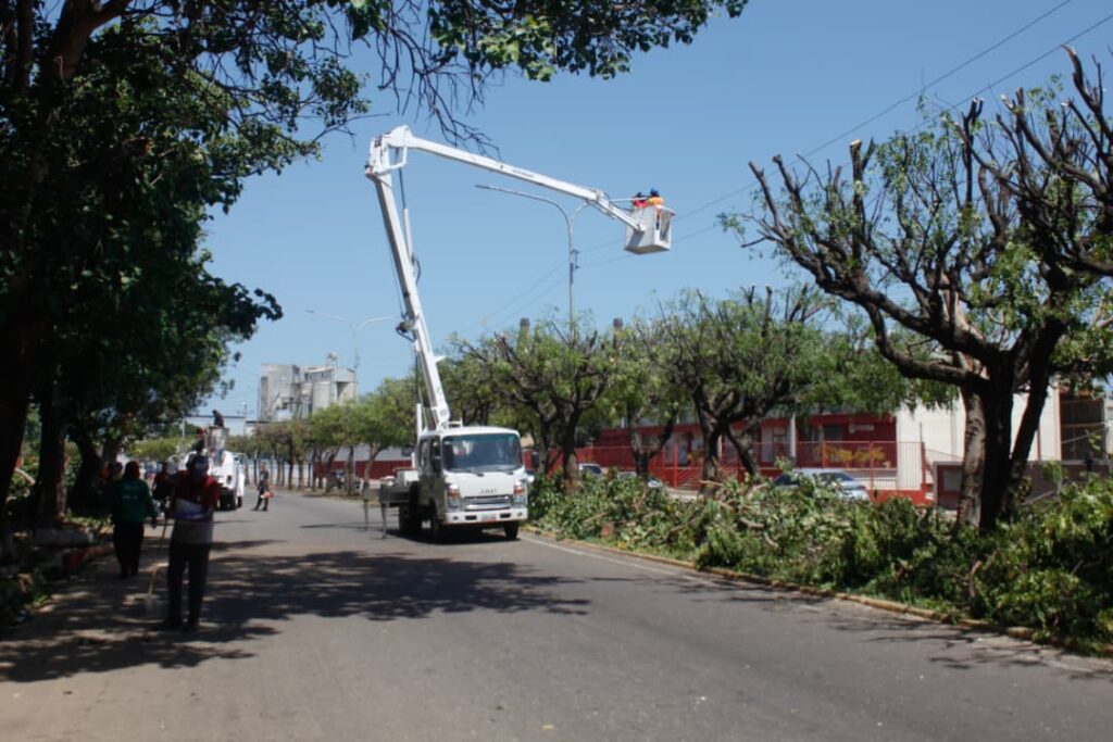 Alcaldía Bolivariana de San Francisco inició trabajos de rehabilitación vial en la Avenida 5 6 WhatsApp Image 2025 11 05 at 9.57.00 AM 10