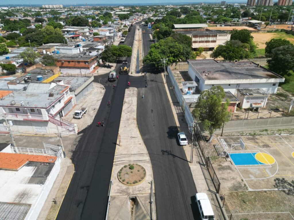 Gobernación y Alcaldía Bolivariana de Maracaibo despliegan plan de asfaltado en San Jacinto 4 WhatsApp Image 2025 11 14 at 10.24.14 AM