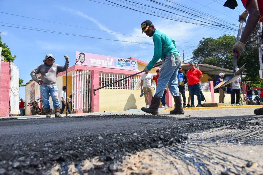 5 mil toneladas: Luis Caldera y Héctor Soto iniciaron Plan de Recuperación Vial en la parroquia Marcial Hernández 4 WhatsApp Image 2025 11 14 at 10.29.16 AM 2
