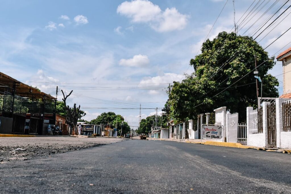 5 mil toneladas: Luis Caldera y Héctor Soto iniciaron Plan de Recuperación Vial en la parroquia Marcial Hernández 5 WhatsApp Image 2025 11 14 at 10.29.16 AM 3
