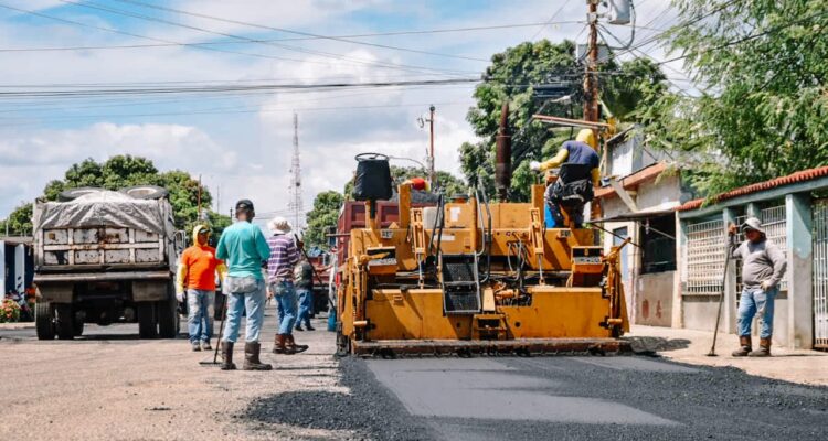 5 mil toneladas: Luis Caldera y Héctor Soto iniciaron Plan de Recuperación Vial en la parroquia Marcial Hernández 1 Soto