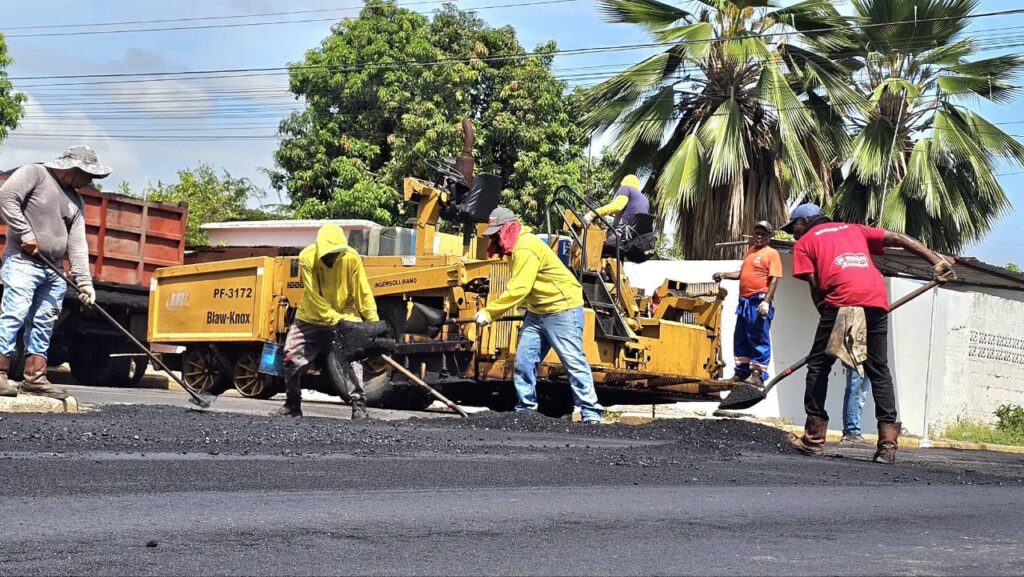 5 mil toneladas: Luis Caldera y Héctor Soto iniciaron Plan de Recuperación Vial en la parroquia Marcial Hernández 7 WhatsApp Image 2025 11 14 at 10.29.17 AM 1
