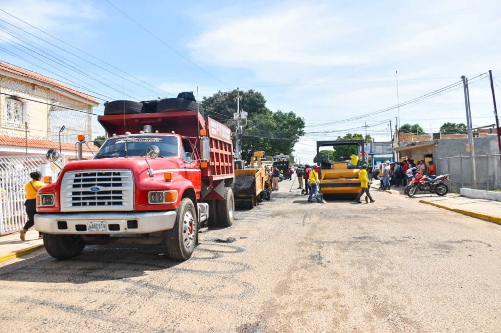 5 mil toneladas: Luis Caldera y Héctor Soto iniciaron Plan de Recuperación Vial en la parroquia Marcial Hernández 6 WhatsApp Image 2025 11 14 at 10.29.17 AM